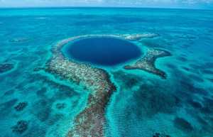 Большая голубая дыра (Great Blue Hole) &mdash; подводная воронка в Белизе